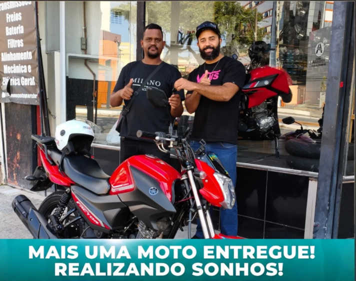 Cliente feliz ao lado da moto entregue pela GO POP