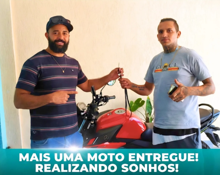 Entrega de moto GO POP com cliente e representante