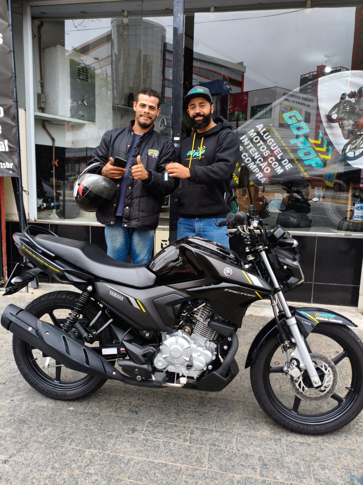 Entrega de Yamaha Factor preta em frente à loja GO POP